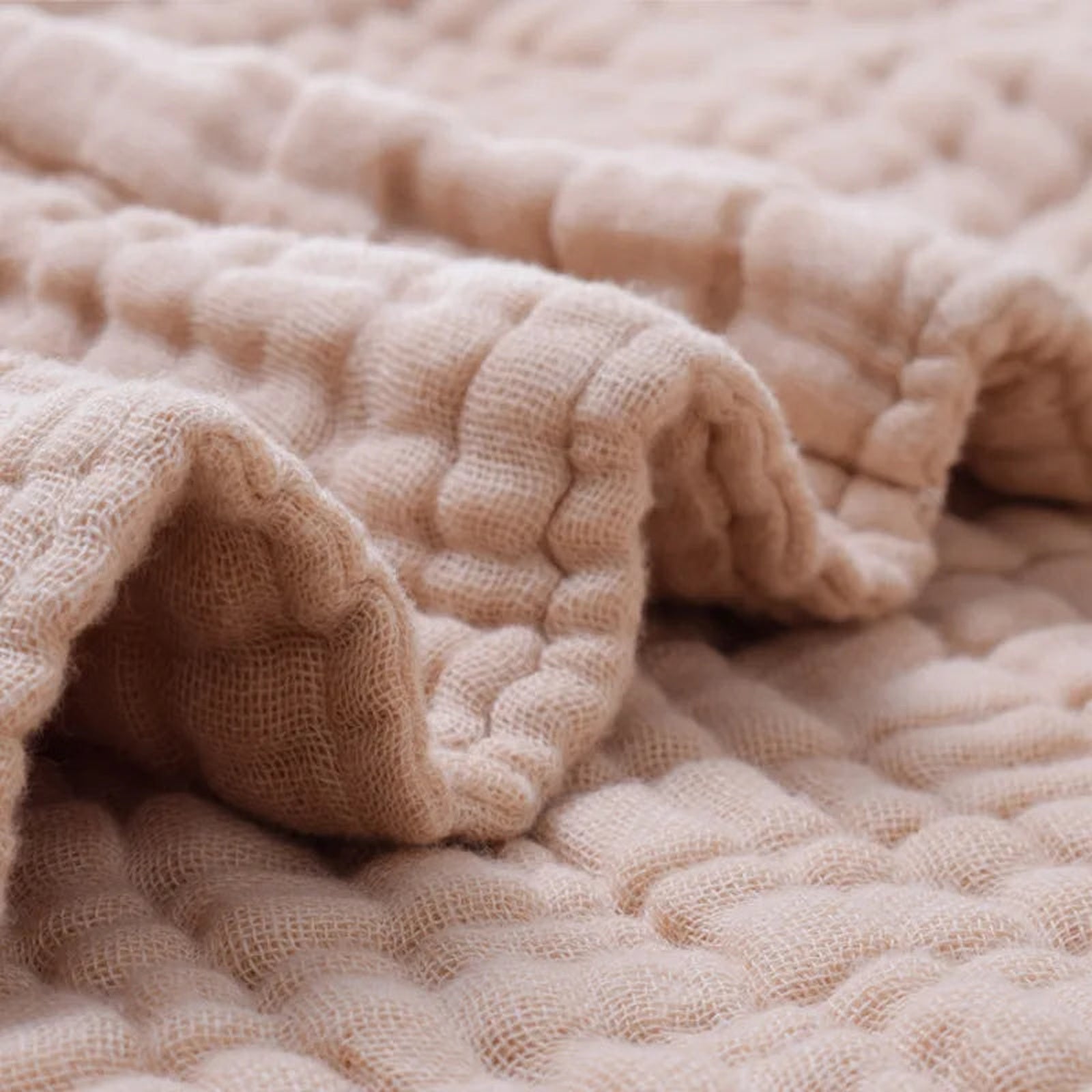 Gros plan sur le relief gaufré et les plis de la couverture bébé marron Image