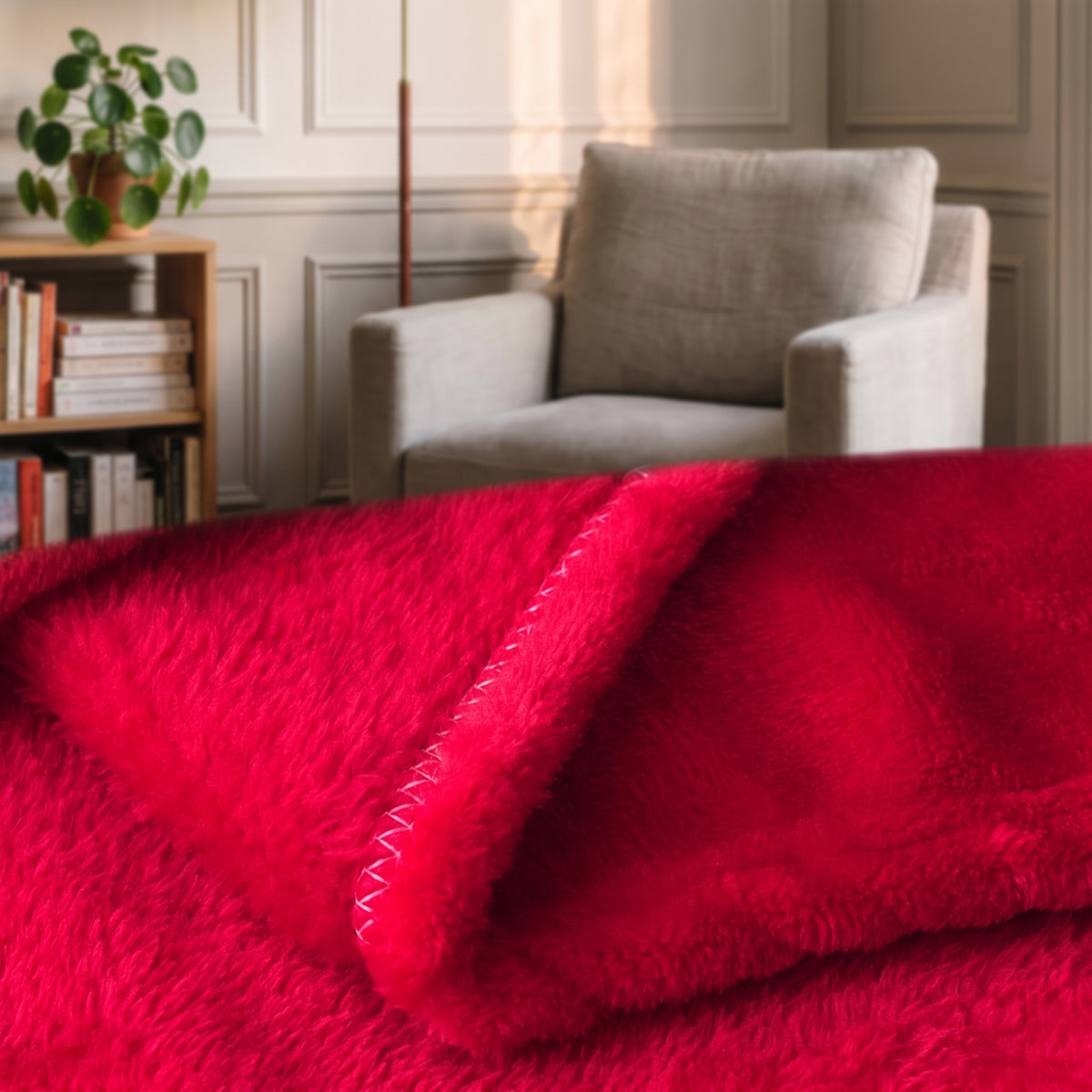 Détail du bord cousu et de la surface veloutée du plaid rouge