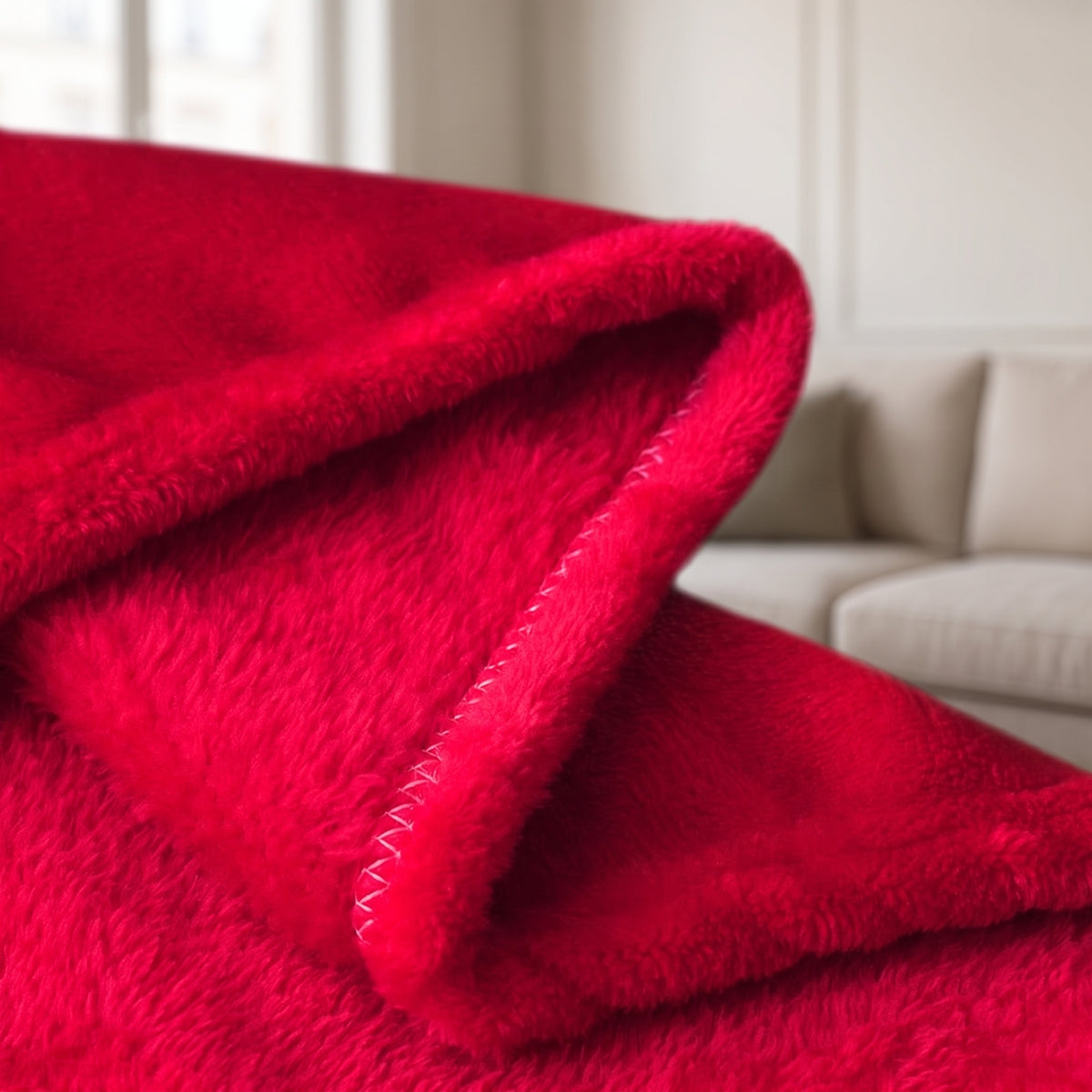 Gros plan sur la couture claire et le poil ras du plaid rouge