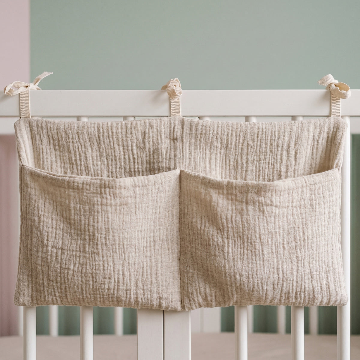 Détail du relief, des deux poches et des trois liens du sac beige Image
