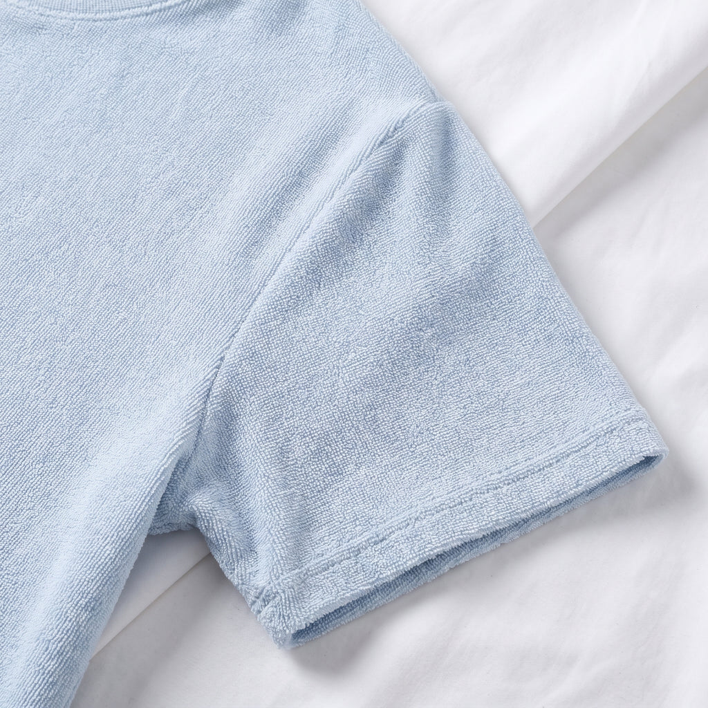 Bouclette de l'éponge de coton, épaule et manche du t-shirt bleu ciel