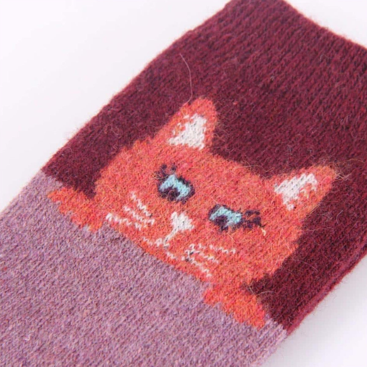 Gros plan du motif chat roux sur une chaussette mauve