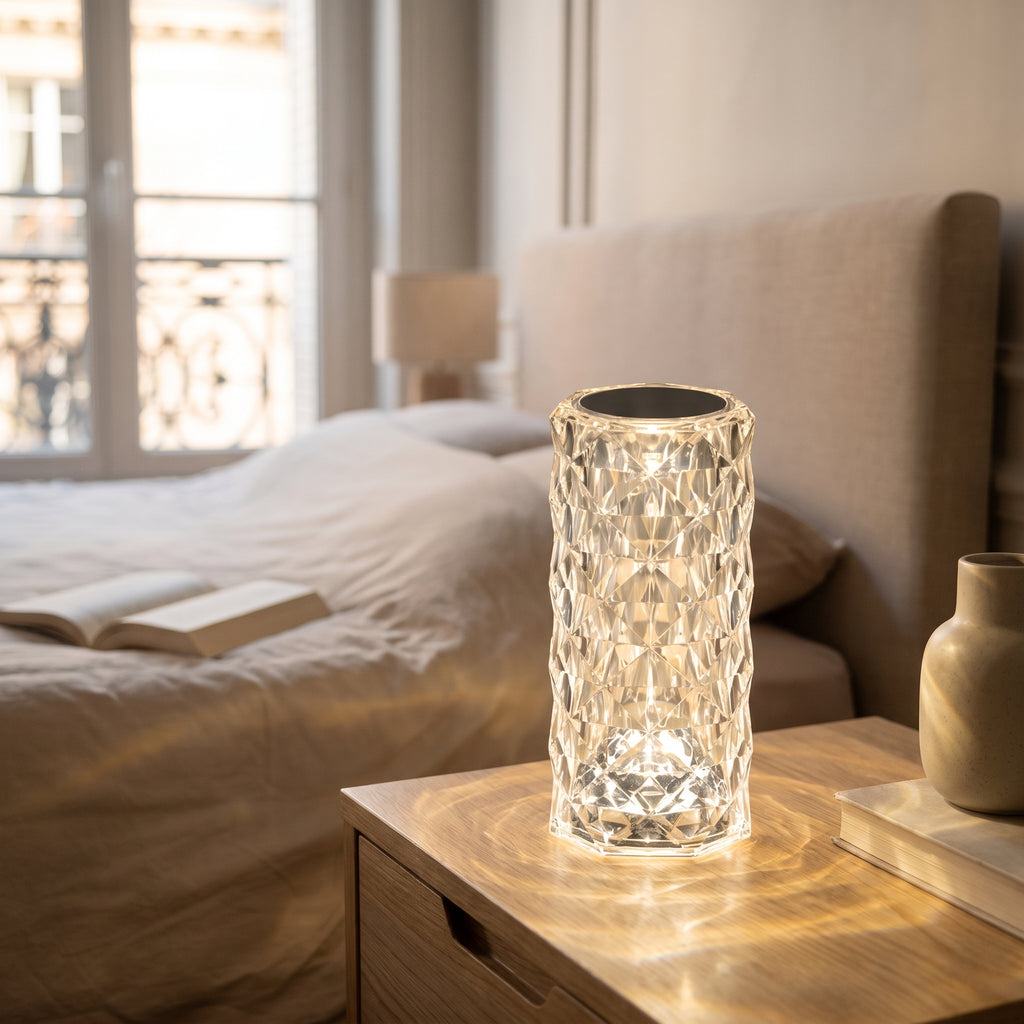 Détail du relief facetté et du sommet de la lampe LED crystal touch sur une table de chevet
