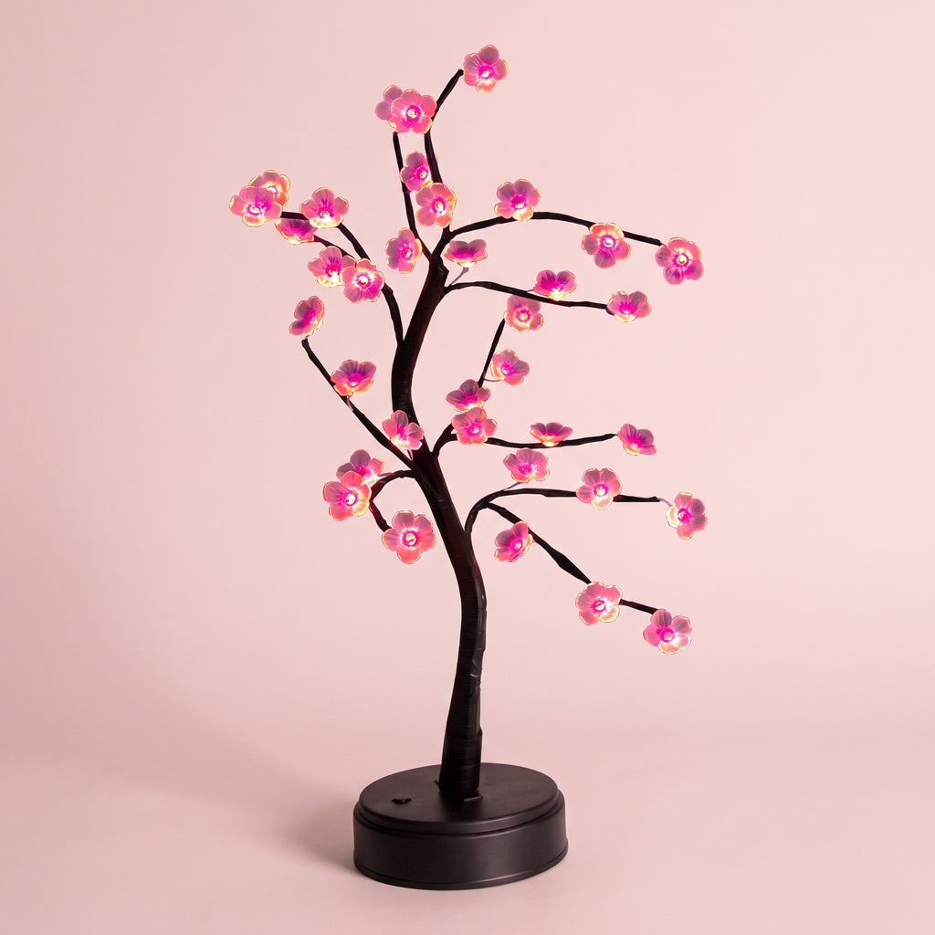 Détail des fleurs roses lumineuses et des branches de la lampe bonsaï LED