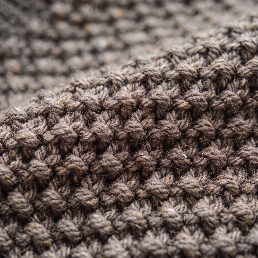 Détail de la maille point mousse du cardigan long femme gris