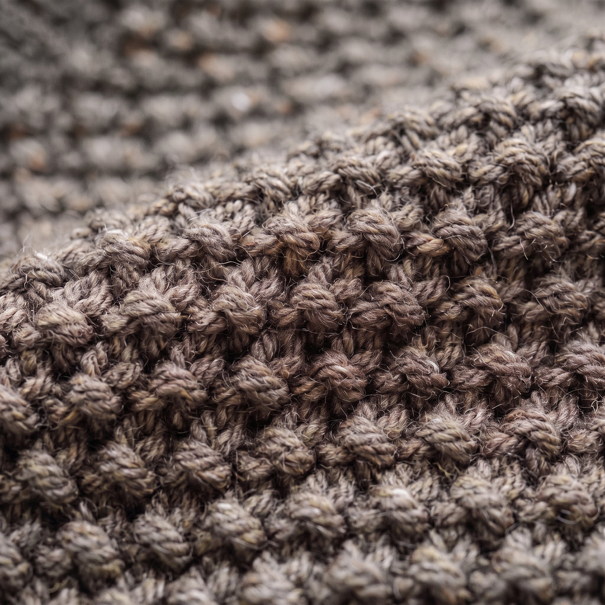 Détail de la maille point mousse du cardigan long femme gris