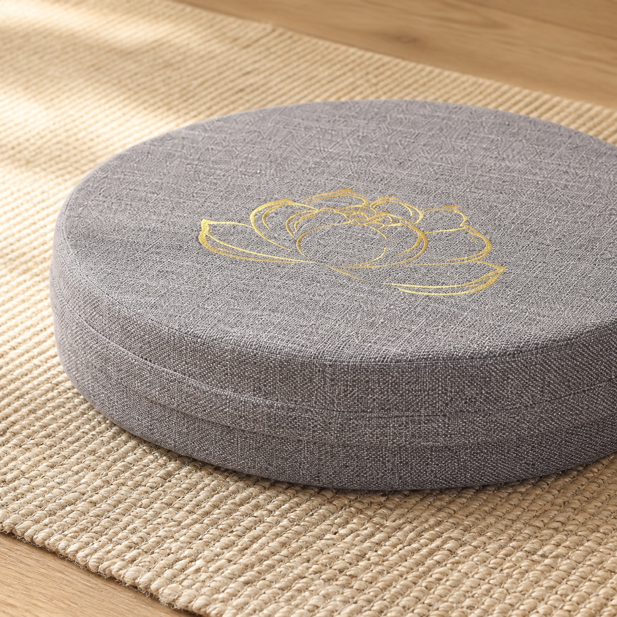 Détail du tissu gris et de la broderie lotus du coussin