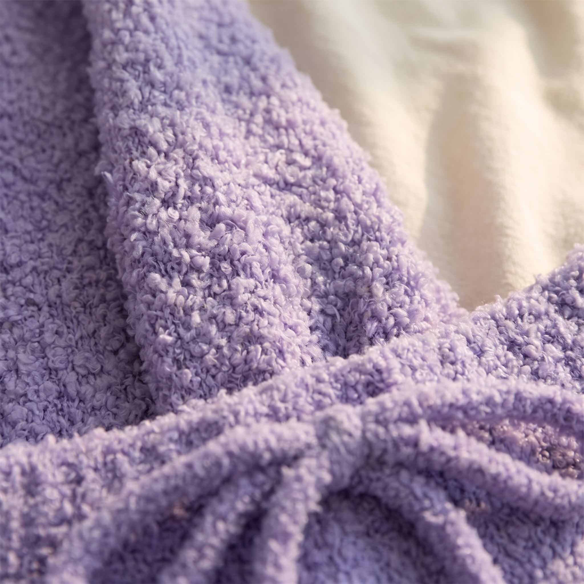Détail de la maille bouclée violette Image