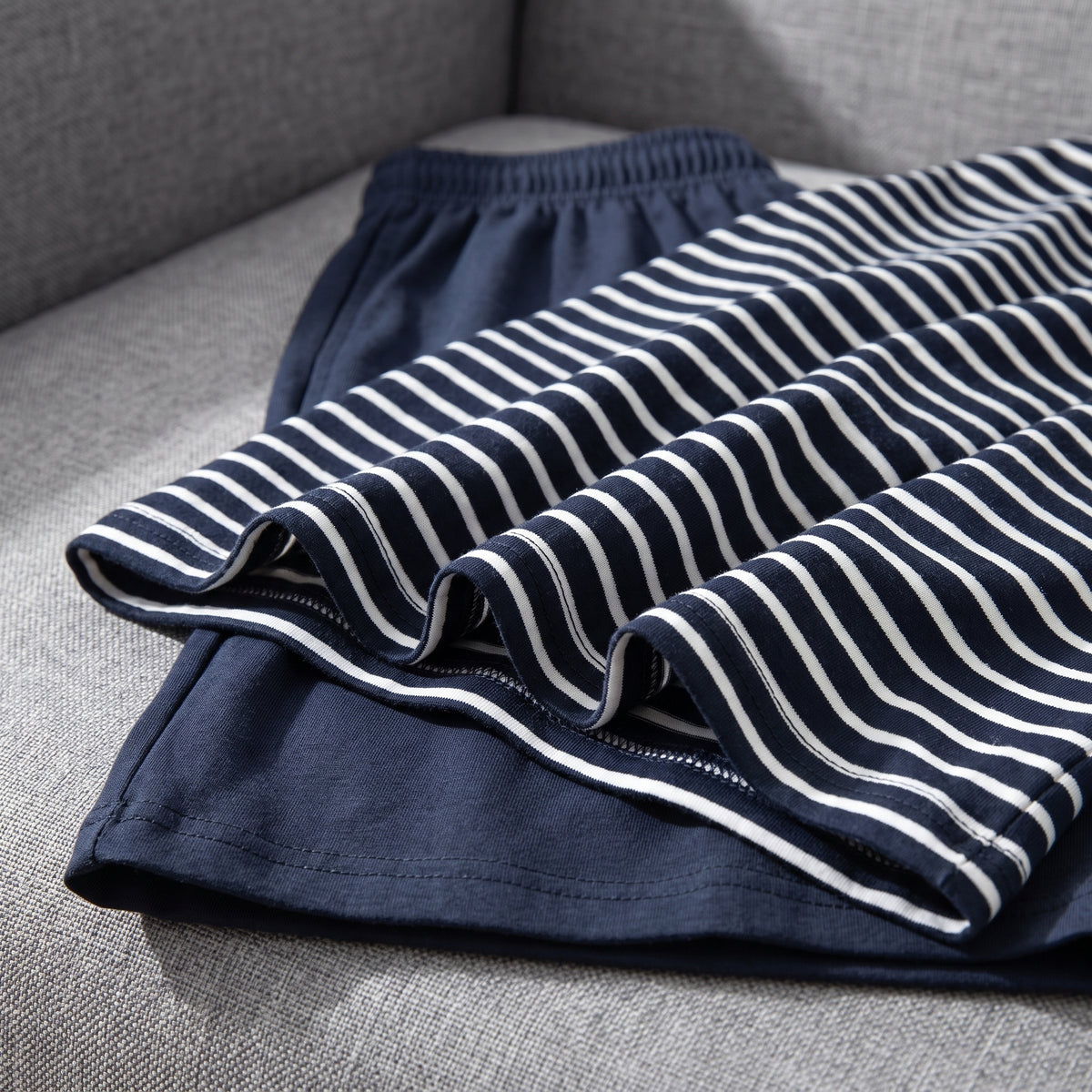 Détail du tissu à fines rayures bleu marine de l'ensemble homme