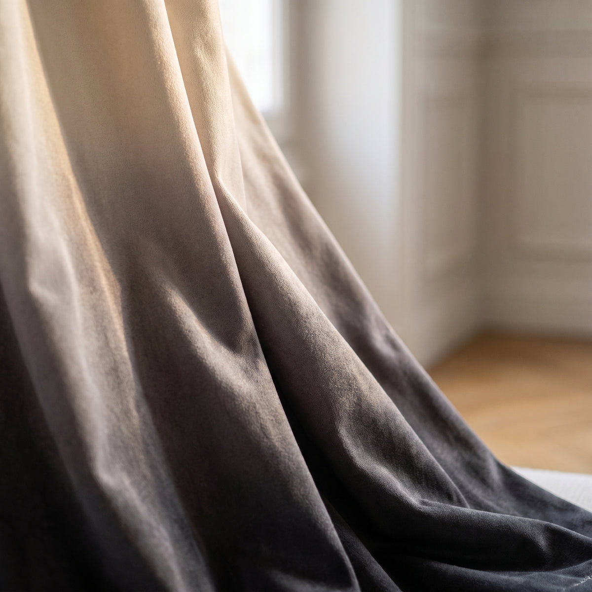 Gros plan sur le velours gris dégradé, les plis marquent la transition de la teinte