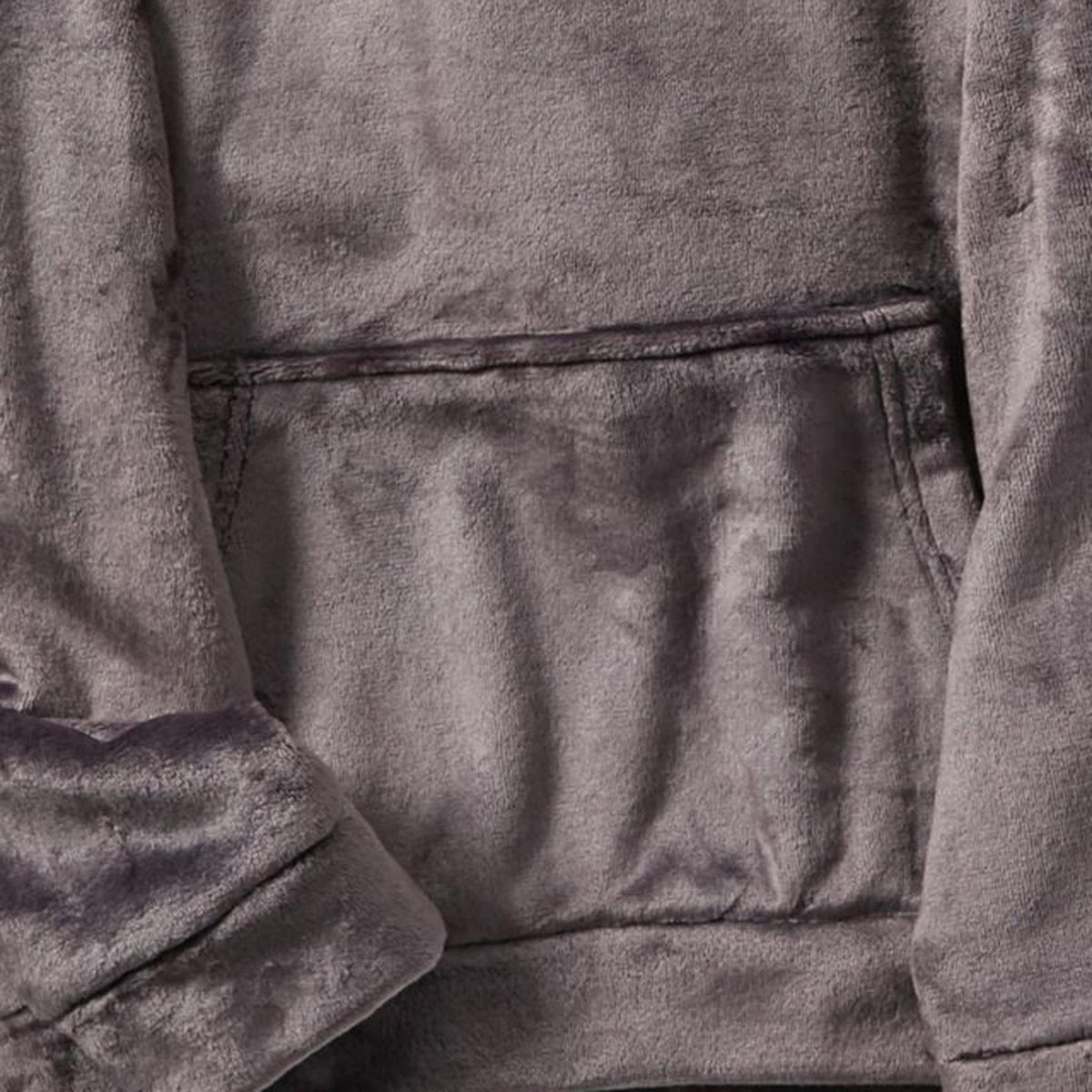 Détail de la polaire du pyjama gris à capuche : poil ras et serré, couture de la poche ventrale
