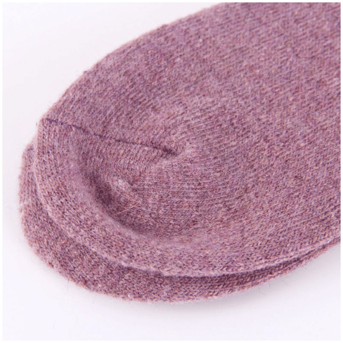 Gros plan de la pointe d’une chaussette mauve