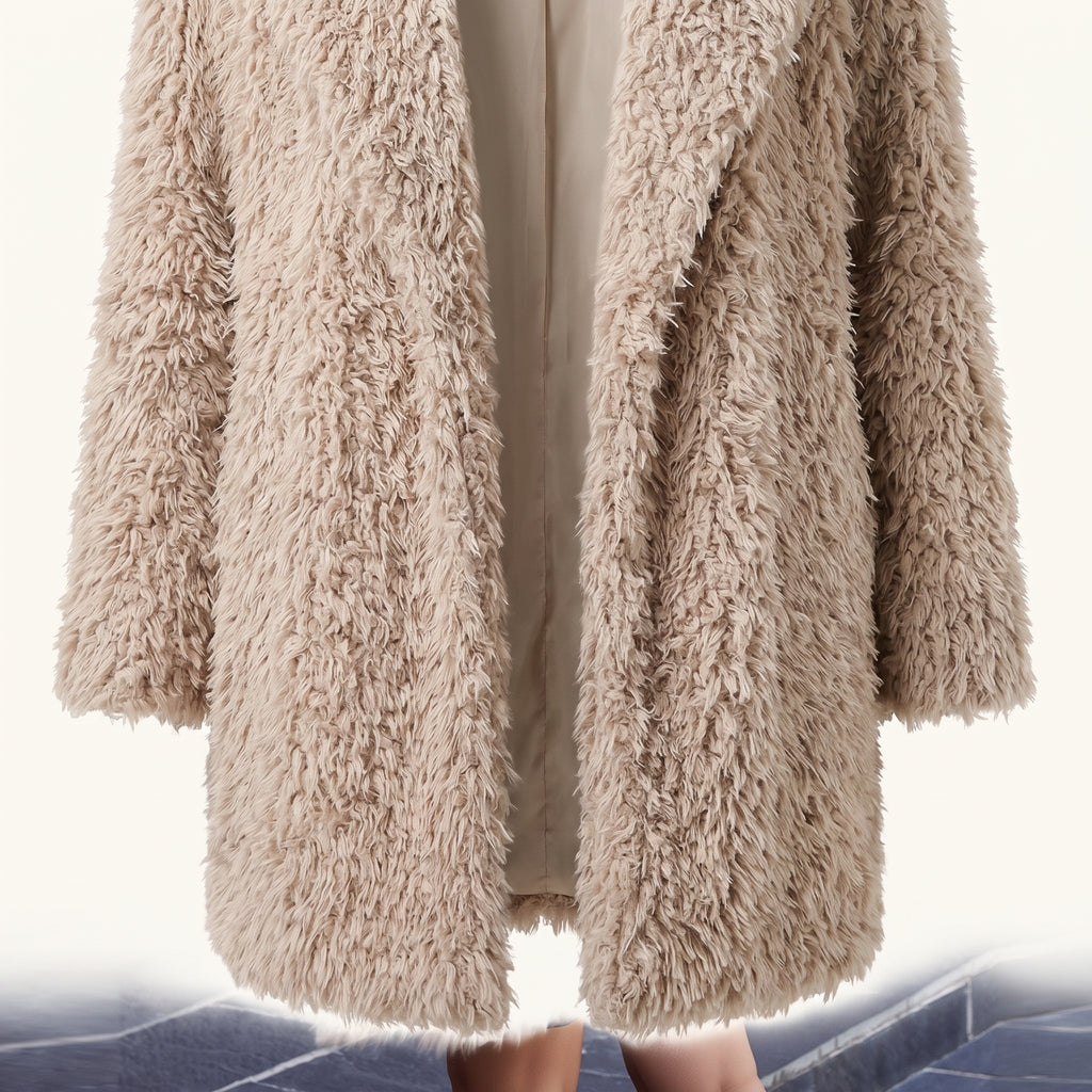 Vue rapprochée des pans ouverts et des poils du manteau beige