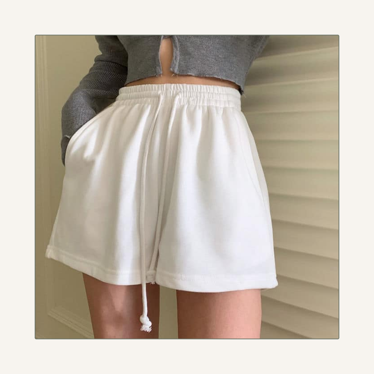Détail porté du short d’intérieur blanc montrant sa coupe et sa ceinture.