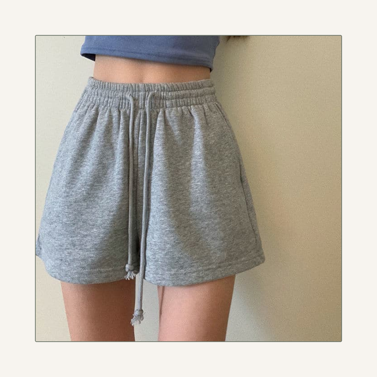 Détail porté du short d’intérieur gris montrant sa coupe et sa ceinture.