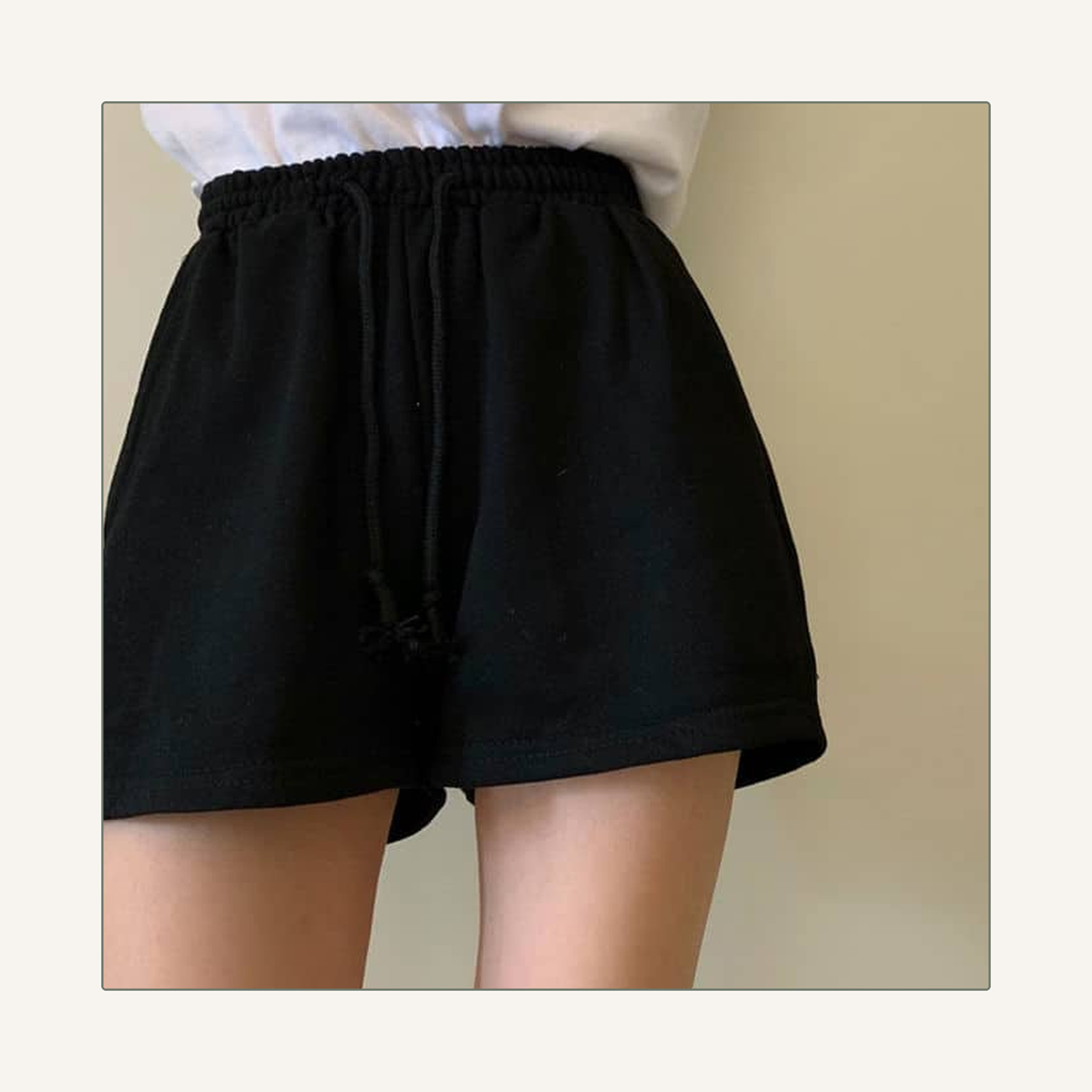 Détail porté du short d’intérieur noir montrant sa coupe et sa ceinture.