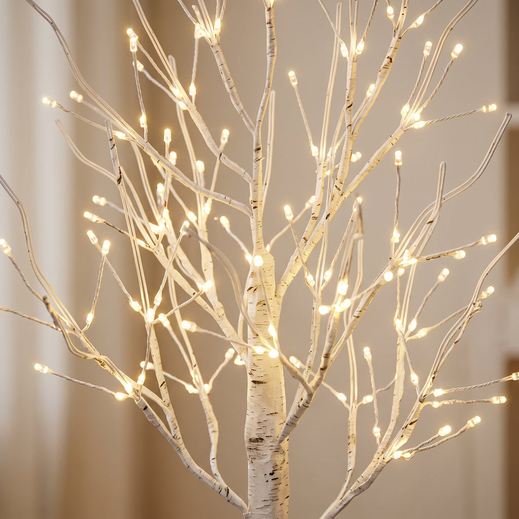 Détail des branches en fil de fer et des ampoules LED de la lampe arbre