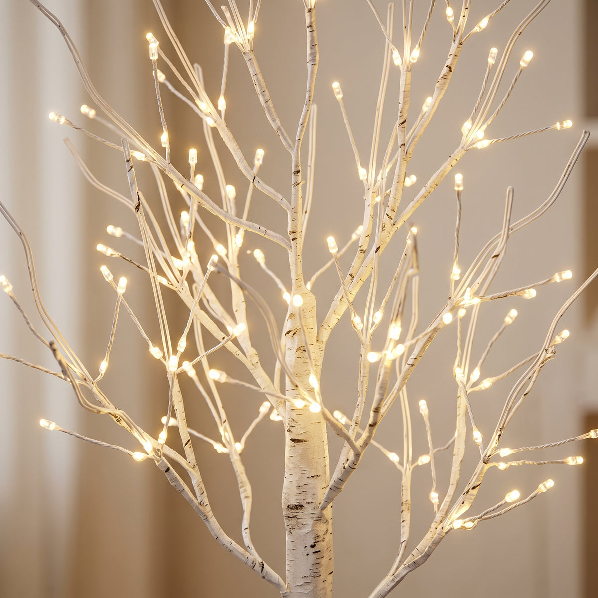 Détail des branches en fil de fer et des ampoules LED de la lampe arbre