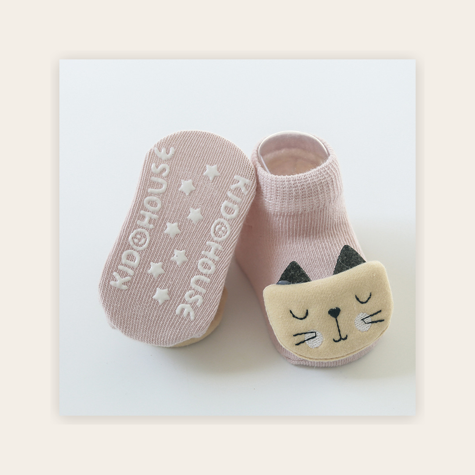Dessous des chaussettes bébé avec inscriptions et étoiles en relief Image
