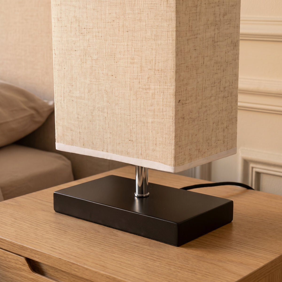Le socle plat en bois noir de la lampe