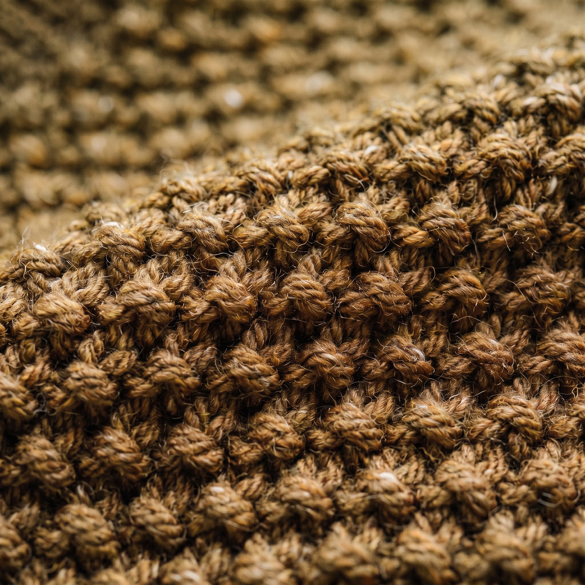 Détail de la maille point mousse du cardigan long femme vert