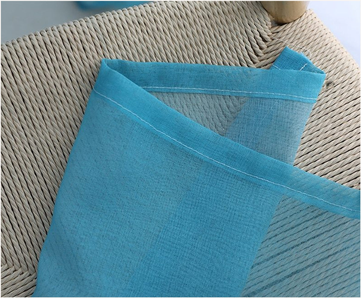 Detail du tulle transparent bleu et de sa bordure cousue Image