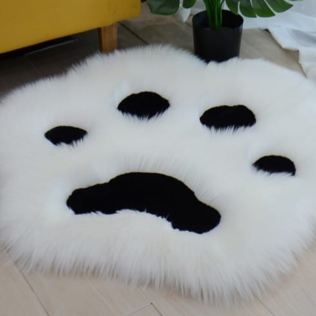 Détail de la fourrure et d'un coussinet du tapis patte de chat