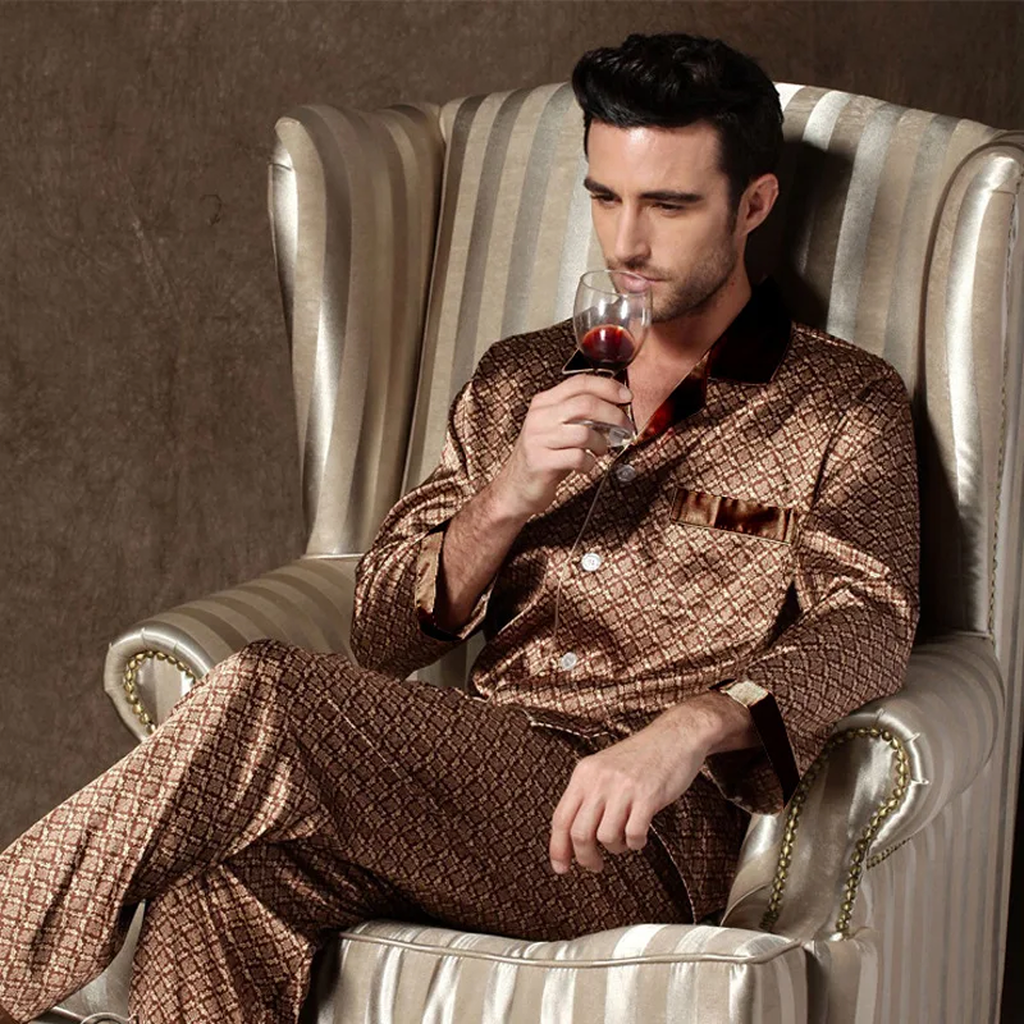 Ensemble pyjama doré à motif jacquard porté