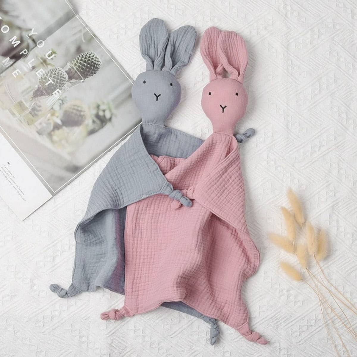 Photo fournisseur des doudous lapin rose et gris en gaze de coton