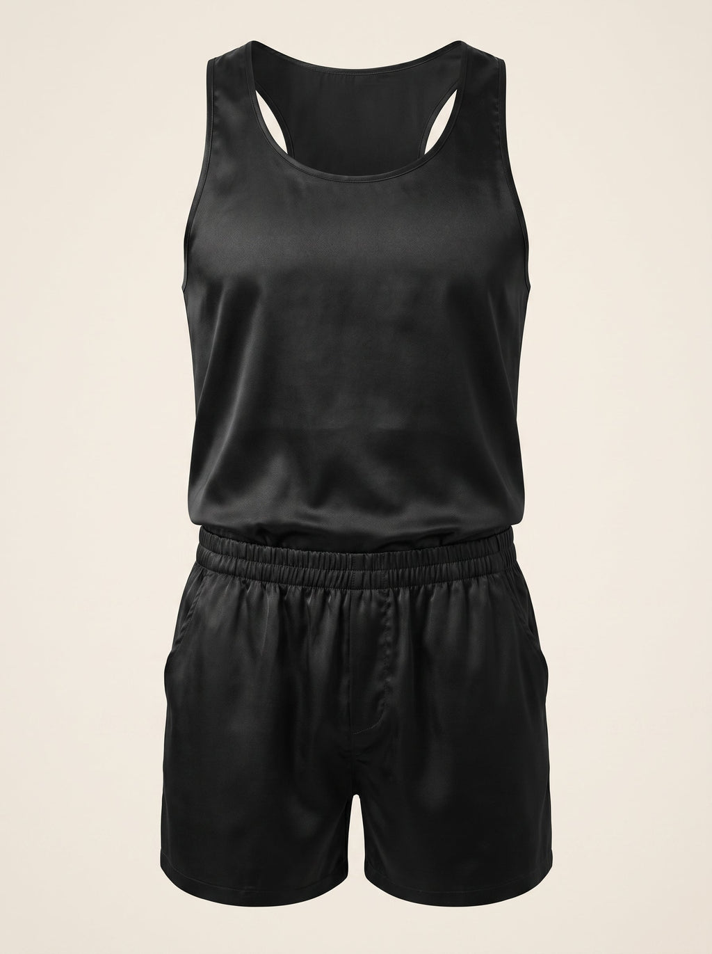Le débardeur et le short en satin noir présentés sans corps, de face, sur fond ivoire