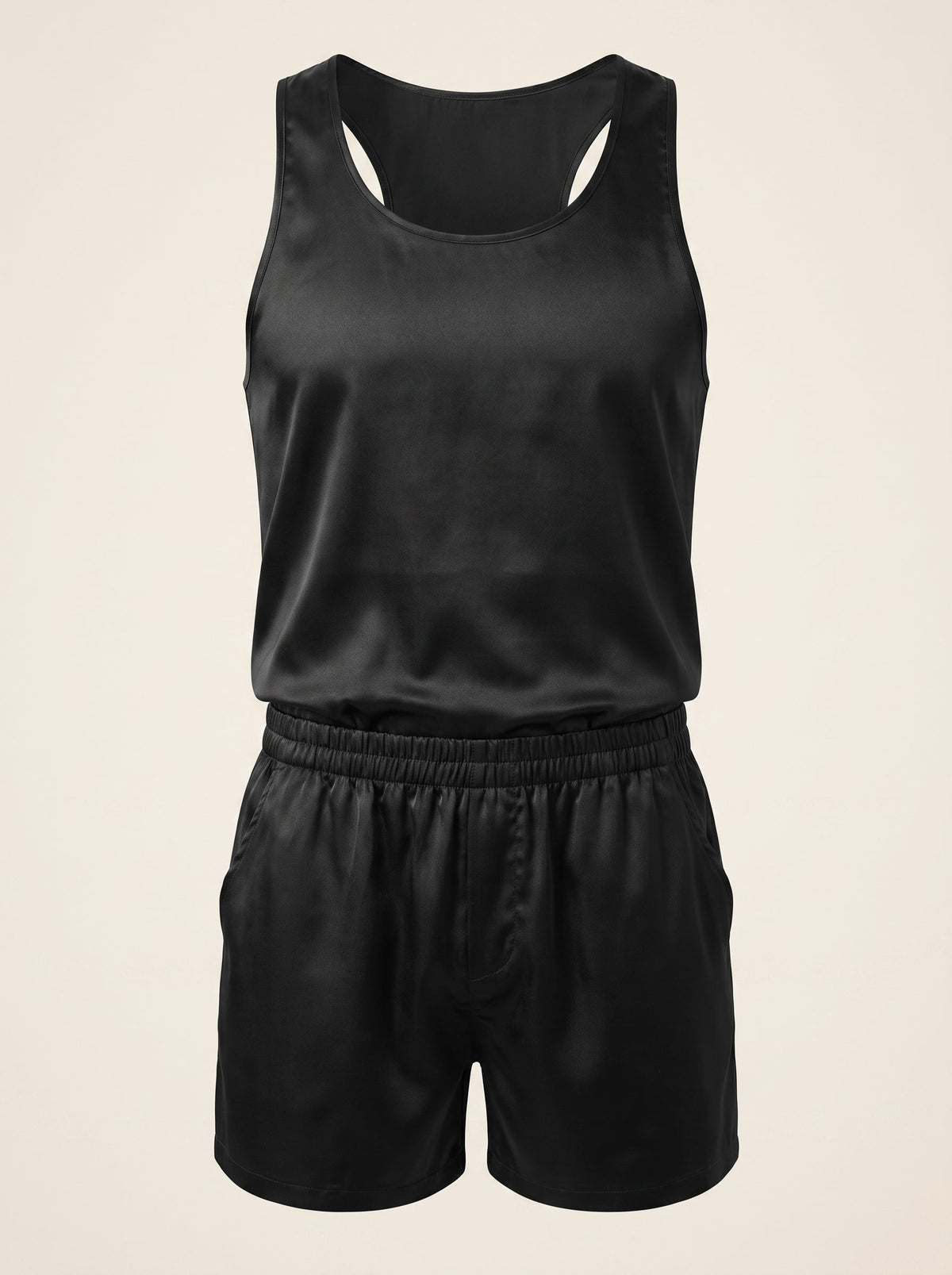 Le débardeur et le short en satin noir présentés sans corps, de face, sur fond ivoire