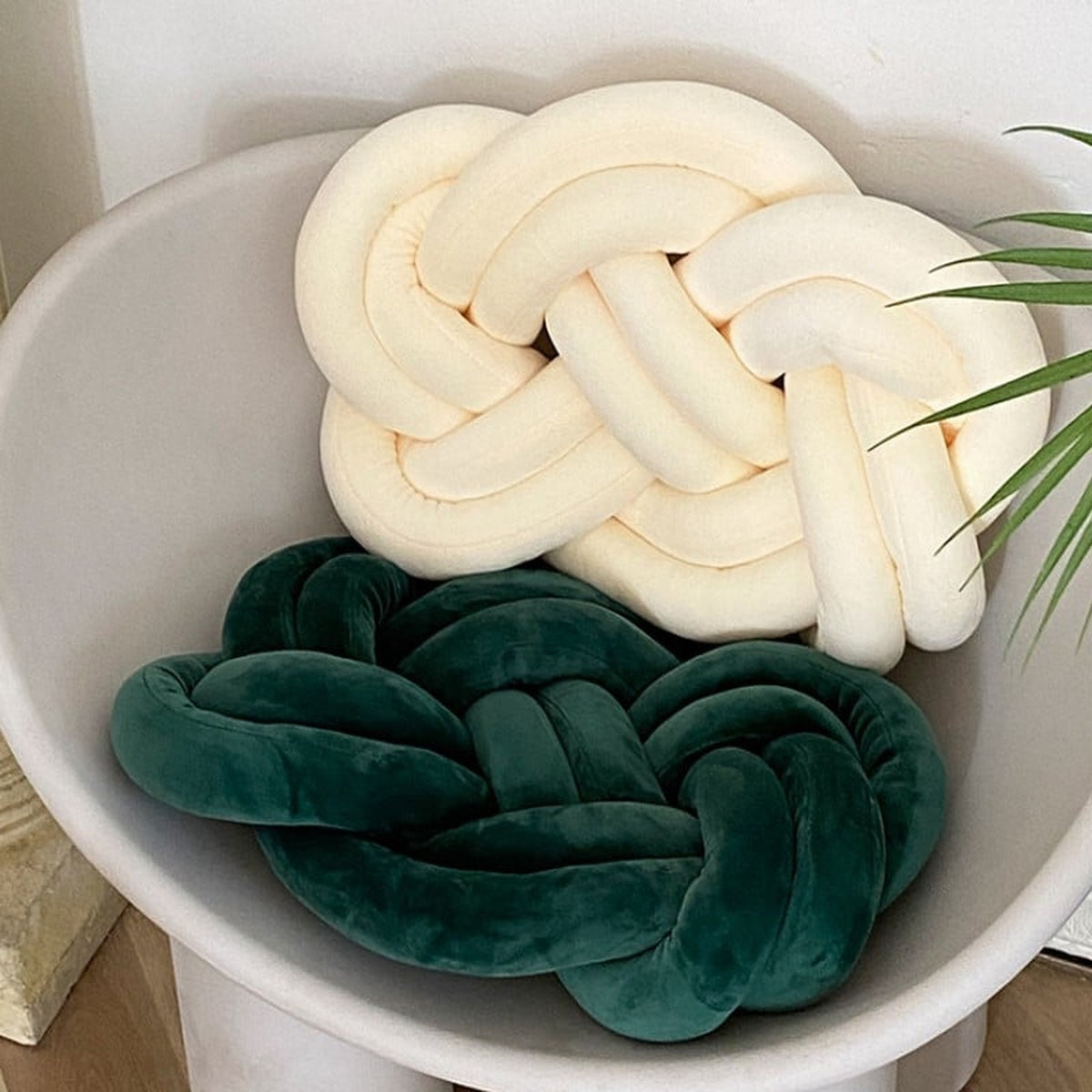 Coussin nœud en velours dans le salon, vue d'ensemble