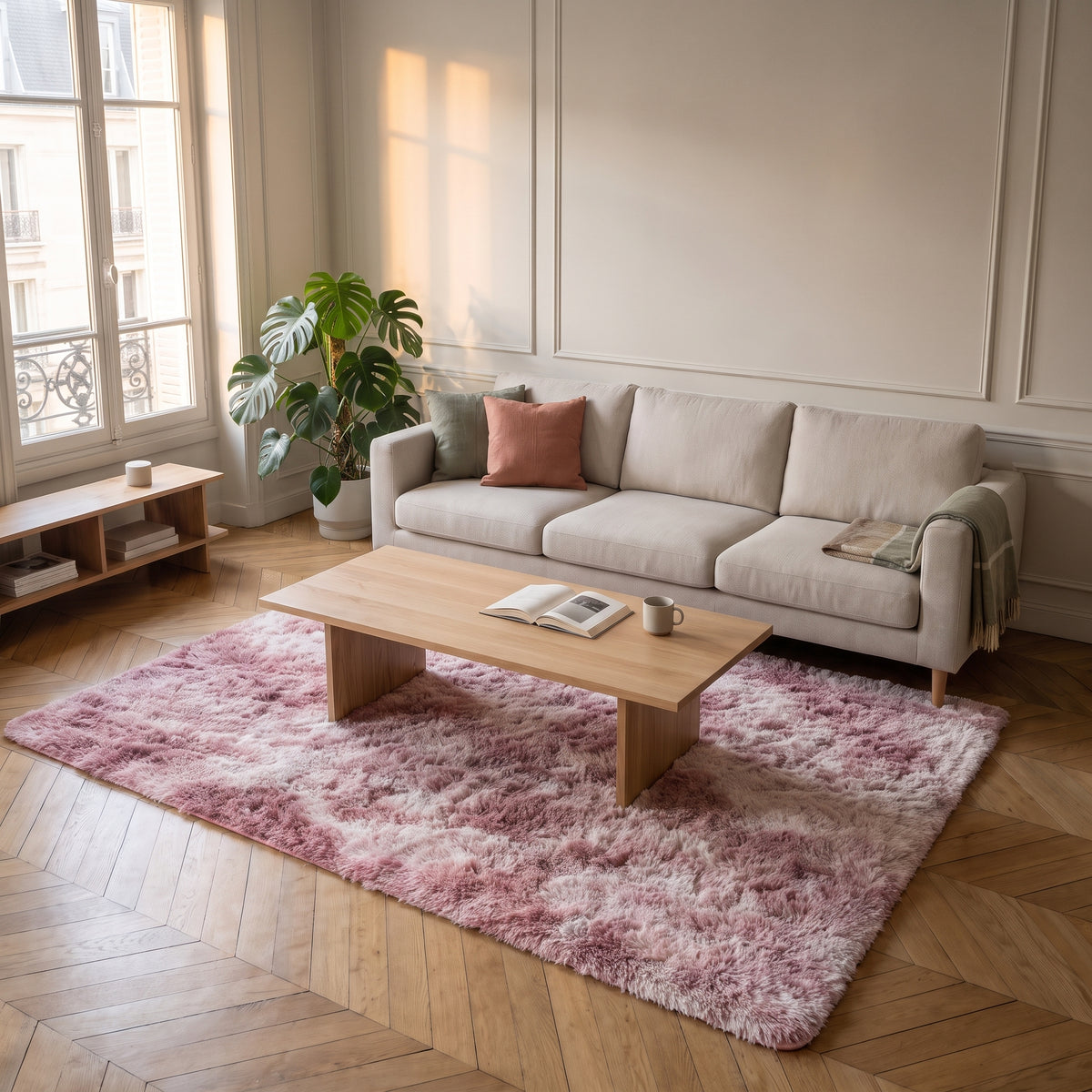 Tapis shaggy rose clair sous une table basse