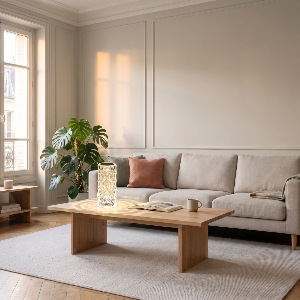 Lampe LED crystal touch sur la table basse d'un salon, à côté d'une tasse, pour juger sa taille