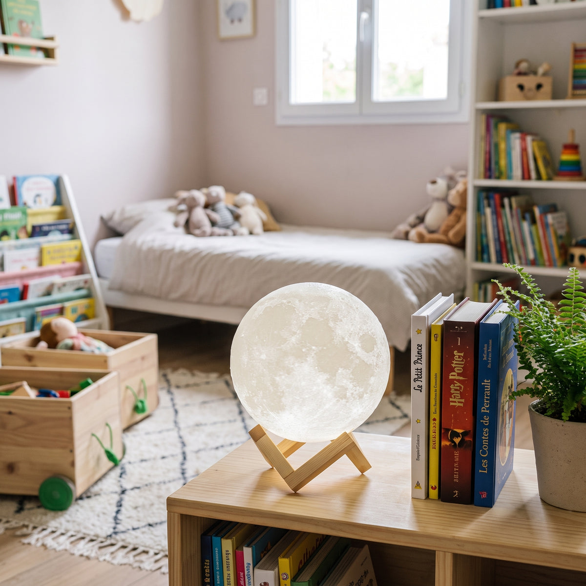 Lampe lune posee sur une etagere a cote de livres, qui donnent sa taille