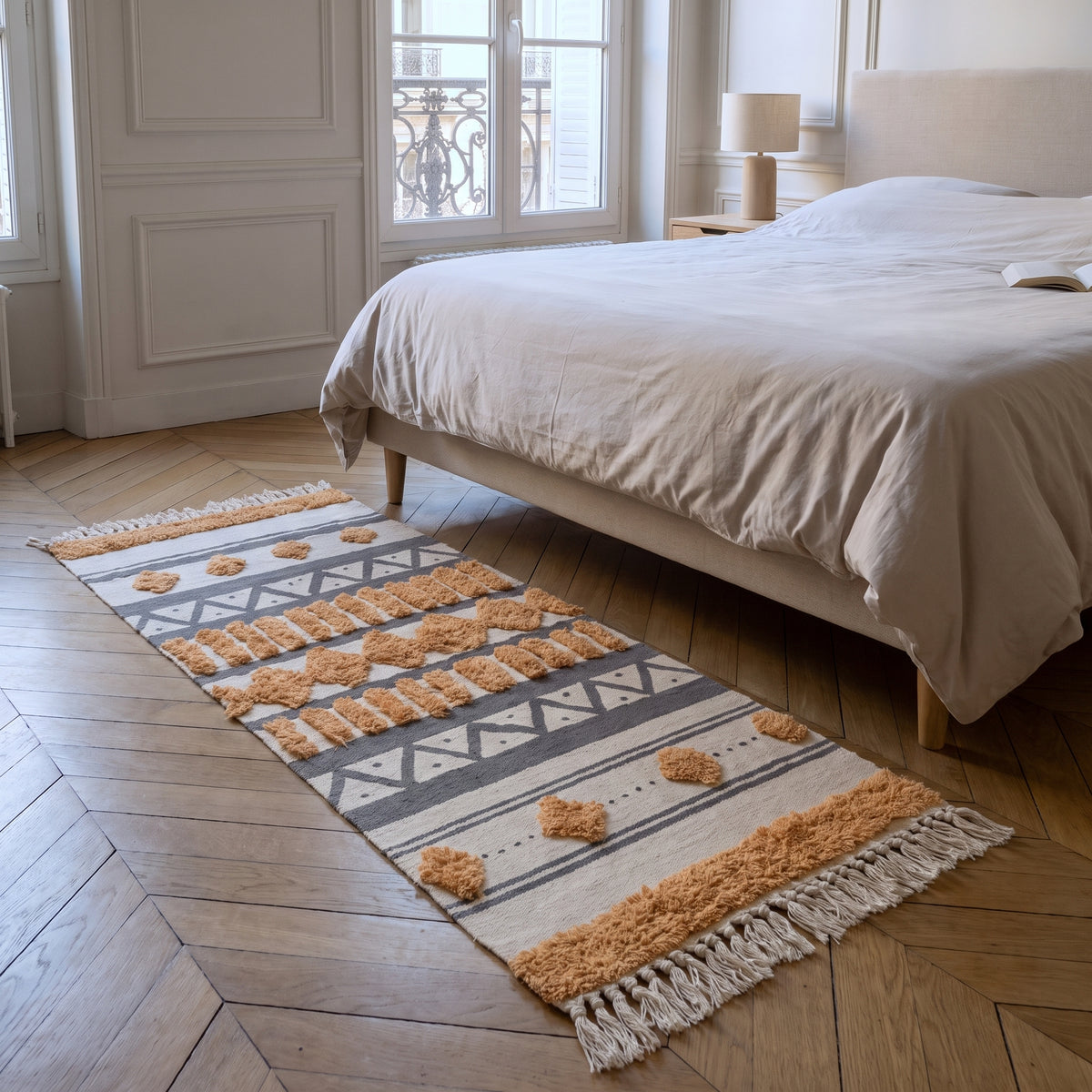 Tapis d'inspiration orientale au pied du lit, vue au ras du parquet