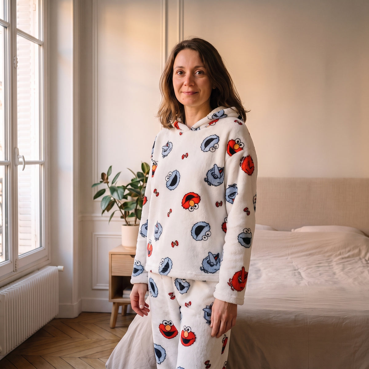 Femme portant le pyjama d'hiver écru imprimé multicolore dans une chambre lumineuse