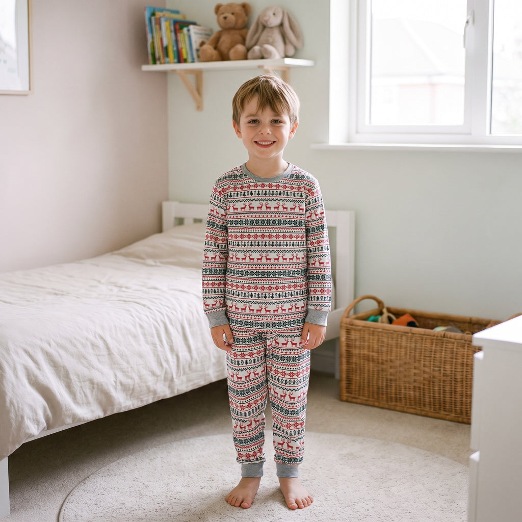 Pyjama de Noël blanc à motif nordique porté par un enfant, modèle enfant