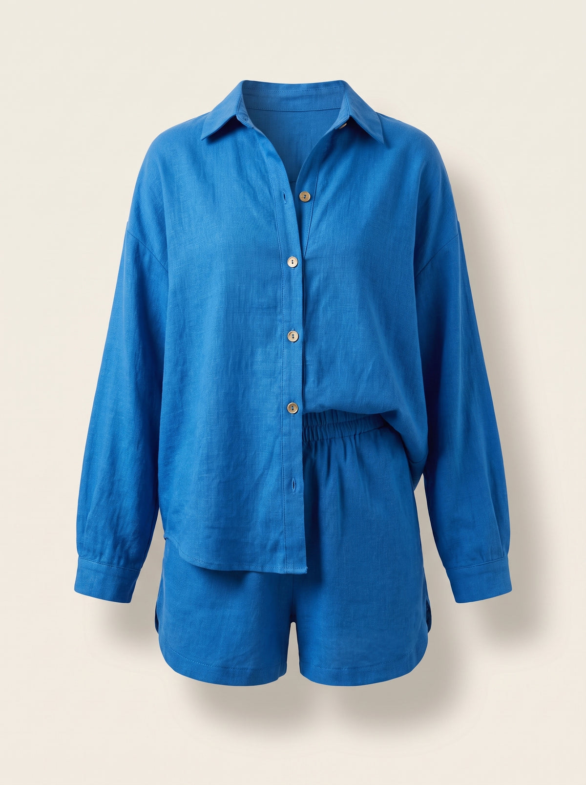 Ensemble chemise et short bleu présenté sur mannequin invisible.