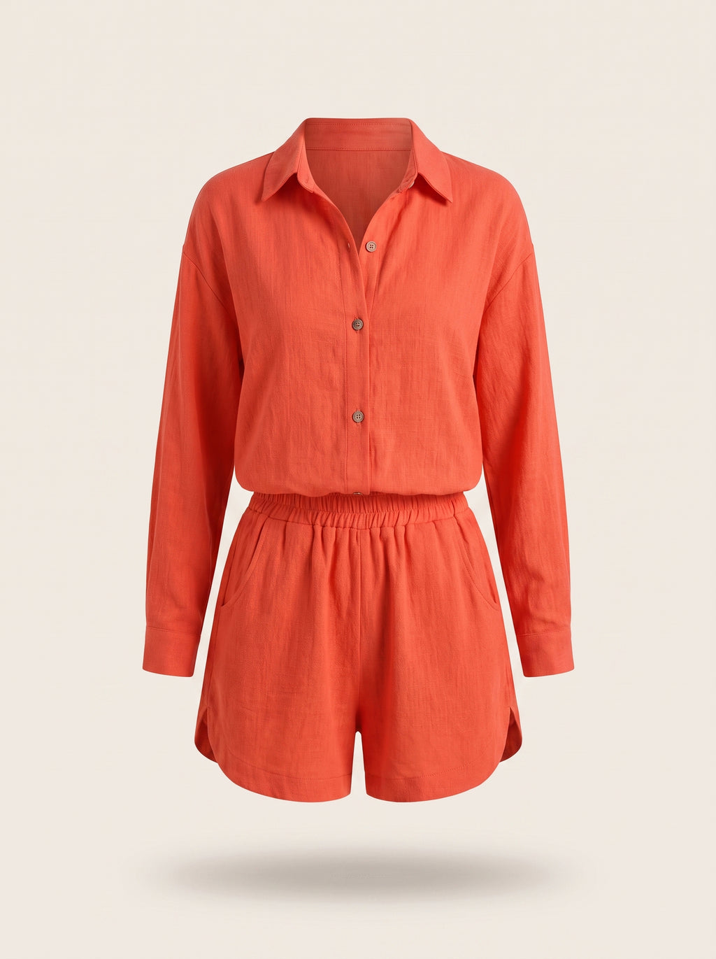 Ensemble chemise et short corail présenté sur mannequin invisible.