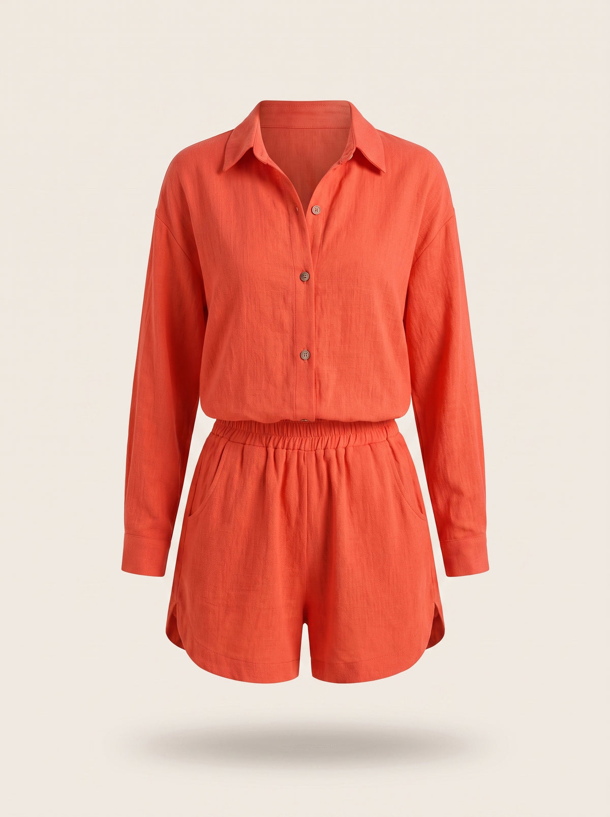Ensemble chemise et short corail présenté sur mannequin invisible.