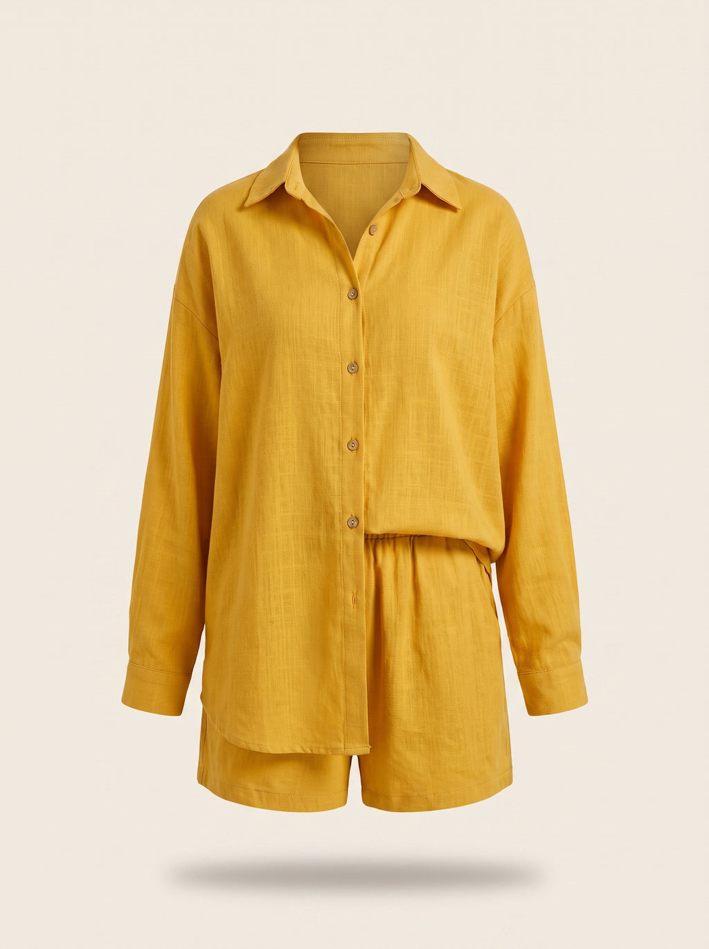 Ensemble chemise et short jaune présenté sur mannequin invisible.