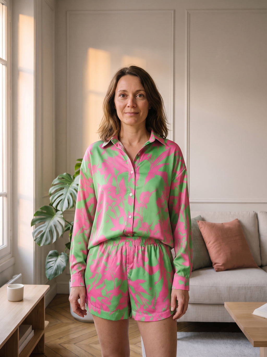 Ensemble chemise et short vert et rose porté par le modèle Moment Cocooning dans le salon.