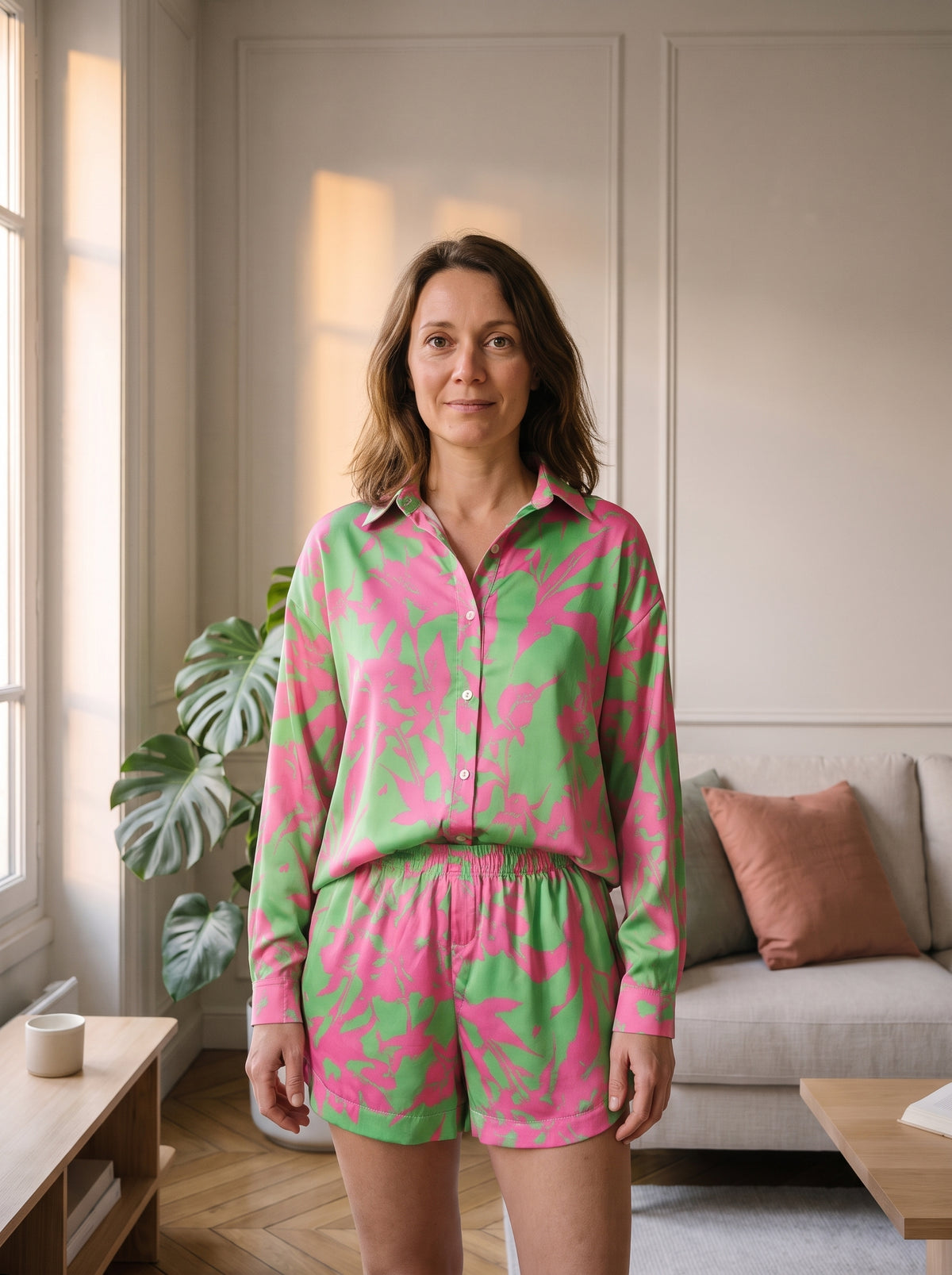 Ensemble chemise et short vert et rose porté par le modèle Moment Cocooning dans le salon. Image