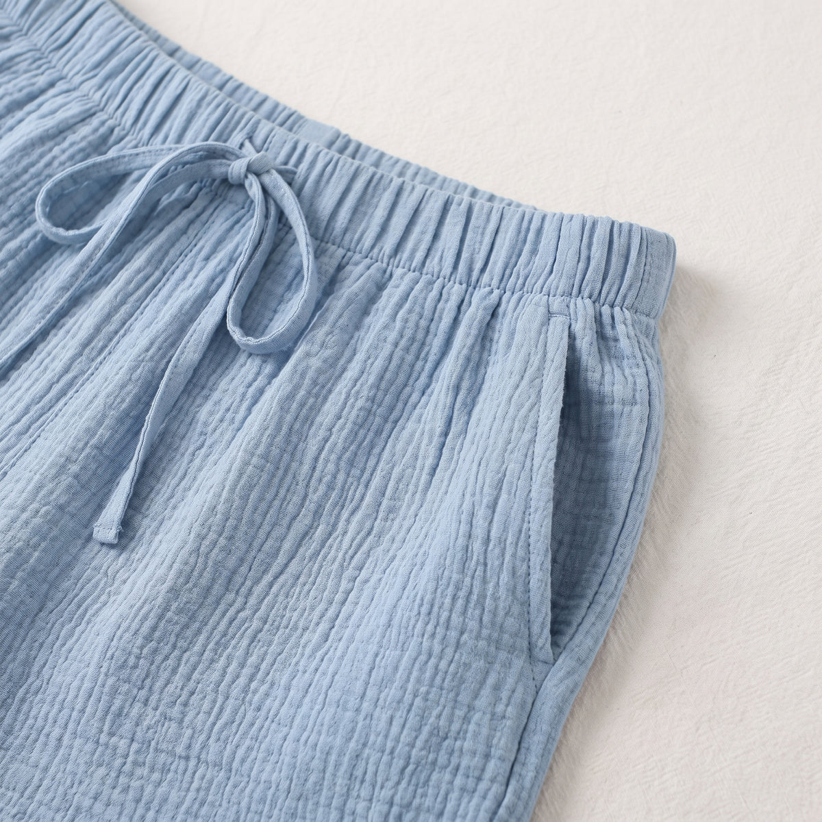 Taille élastique, cordon et poche de côté du short bleu clair Image