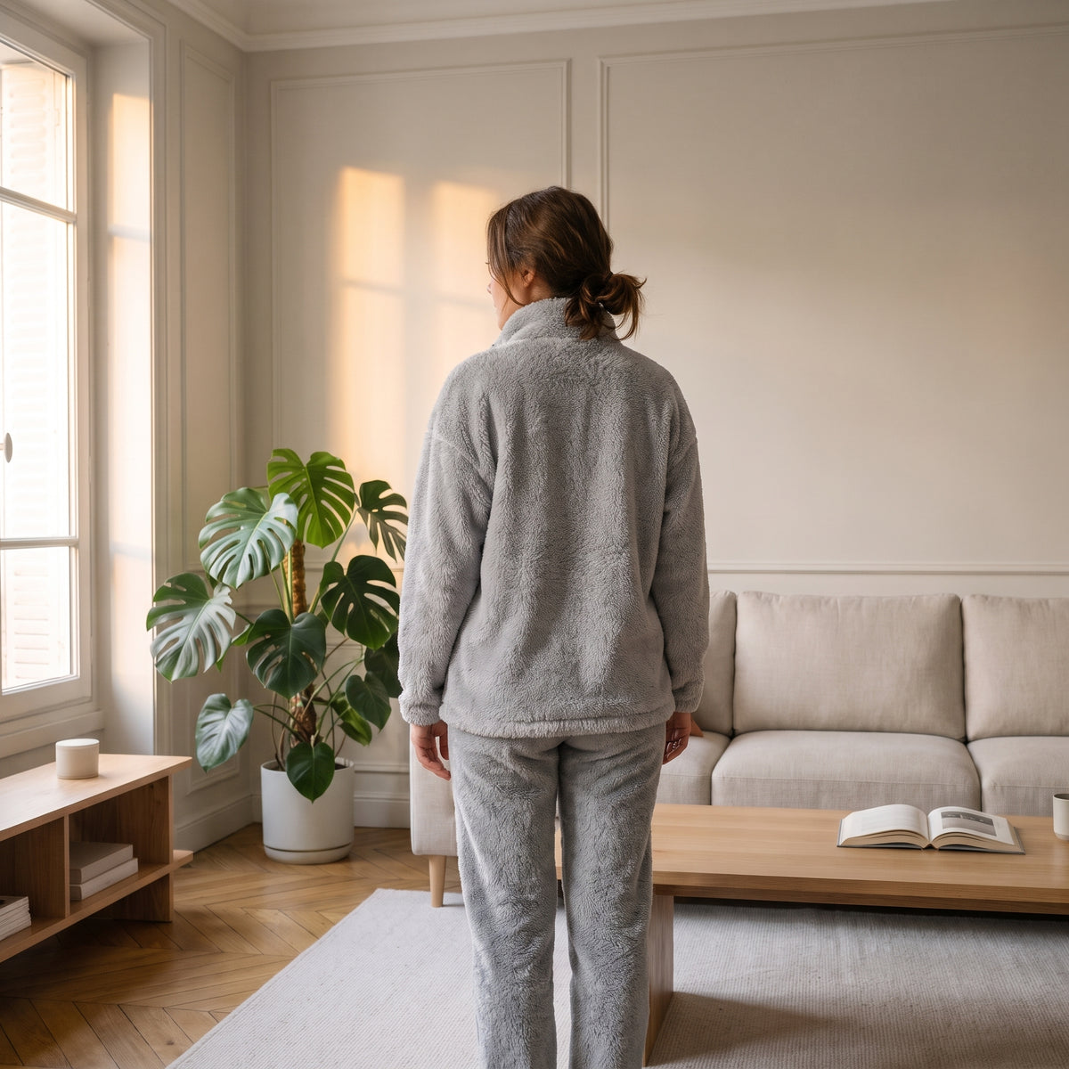 Ensemble en peluche gris vu de dos dans un salon