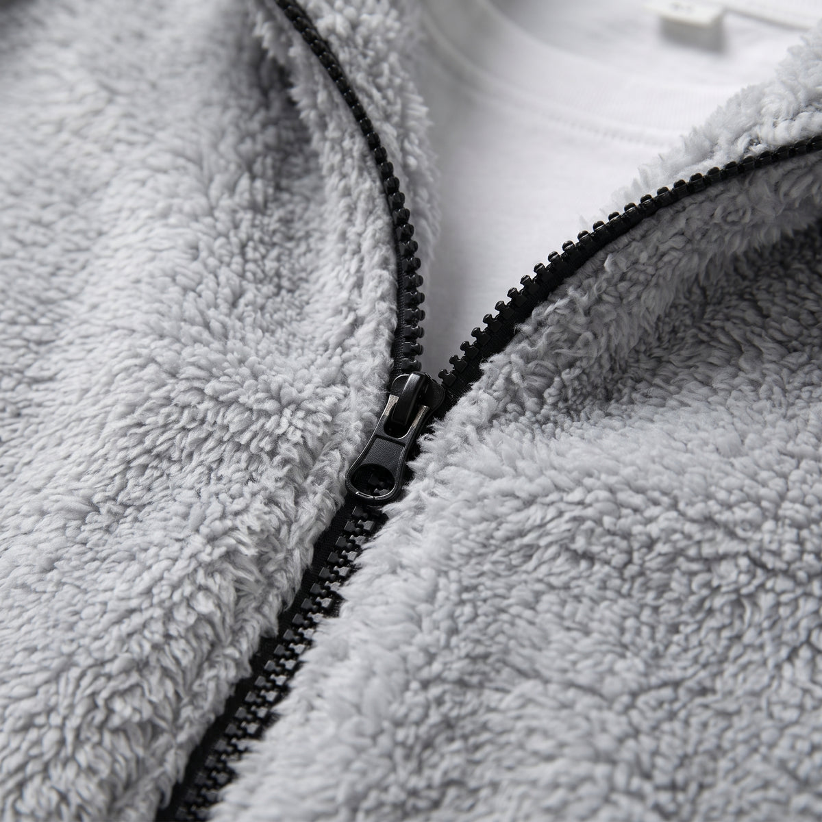 Détail du col et de la fermeture de l’ensemble en peluche gris