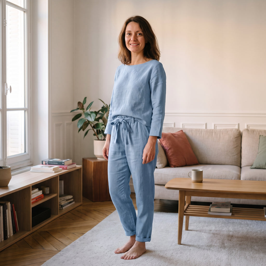 Ensemble en coton et lin bleu ciel porté, col bateau et pantalon à taille nouée, dans un salon clair