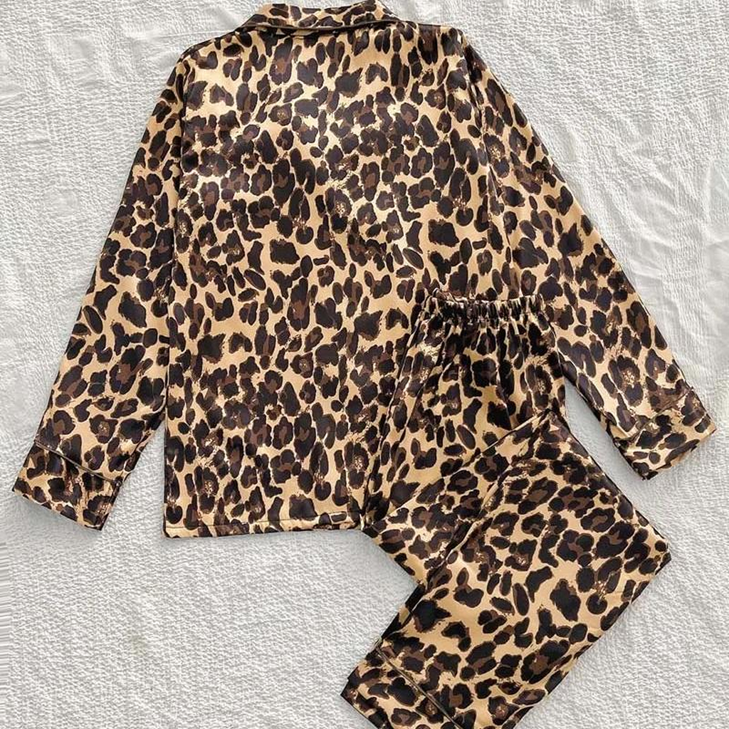Ensemble de pyjama satiné léopard vu de dos à plat