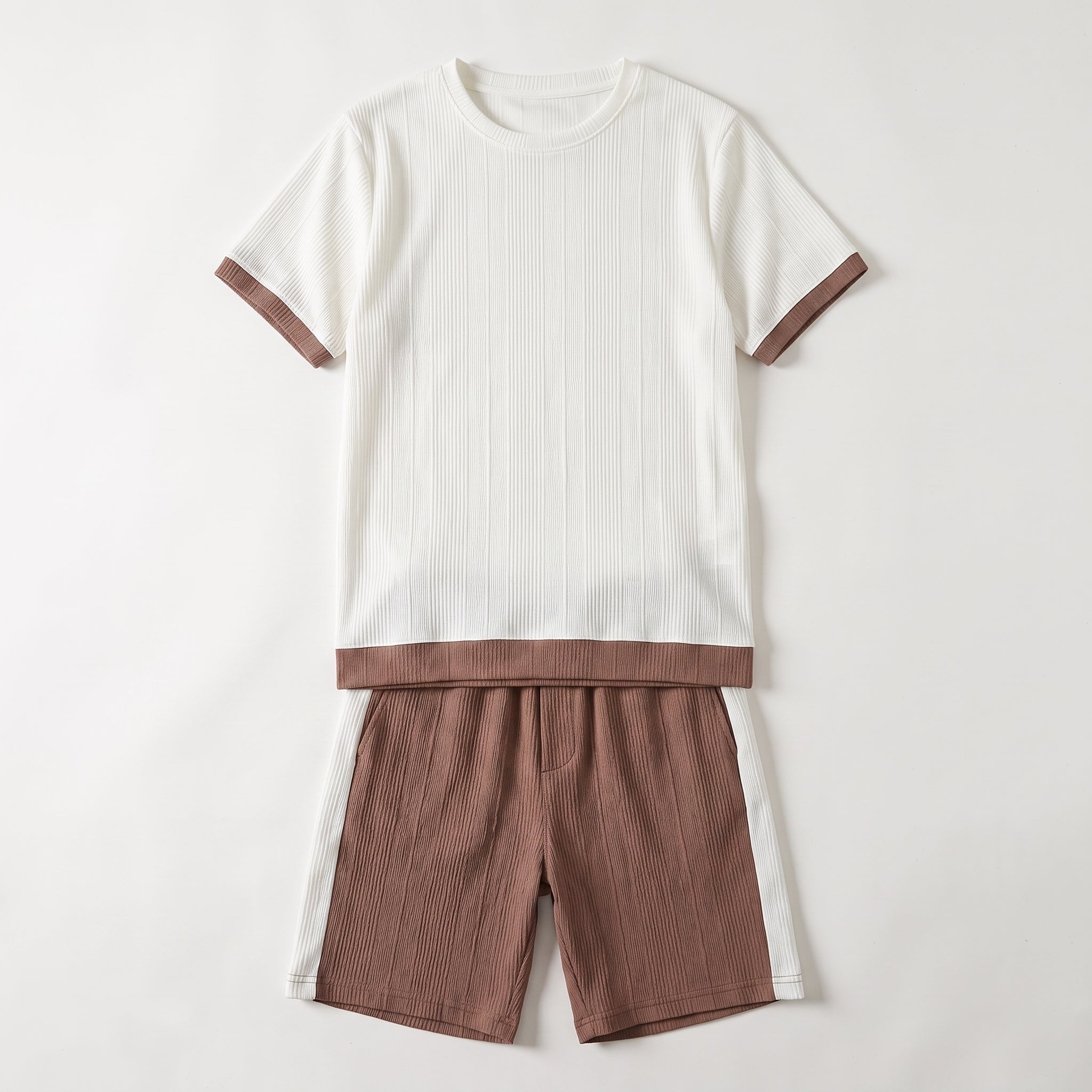 Ensemble tee-shirt blanc et short brun présenté à plat Image